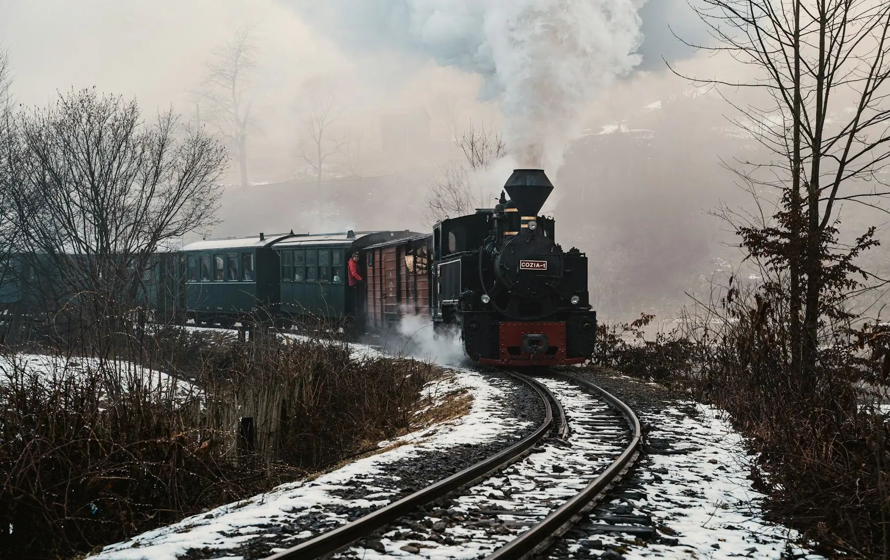 Mocănița cu locomotivă cu aburi pe valea Vaserului, iarna